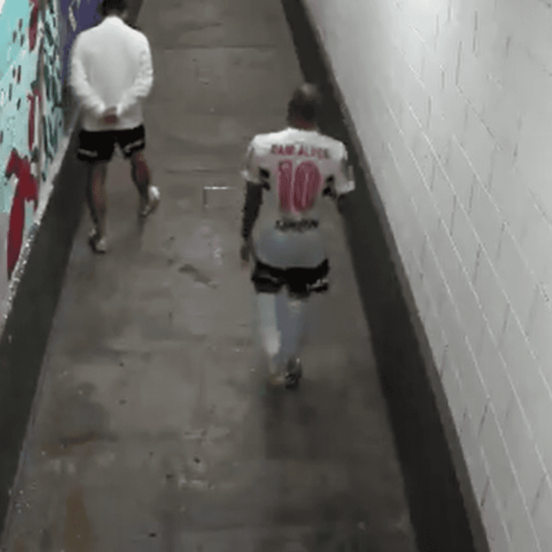 Video: Dani Alves se fue caminando solo al vestuario tras quedar eliminado