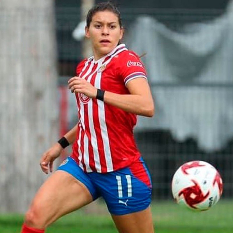 Refuerza armas: Norma Palafox presume sus nuevos tacos de futbol