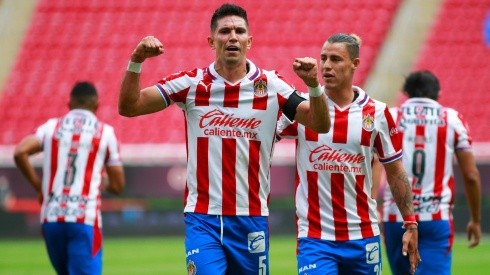 Jesús Molina of Chivas (center) suffered an injury that will keep him out of the field for some time (Getty).