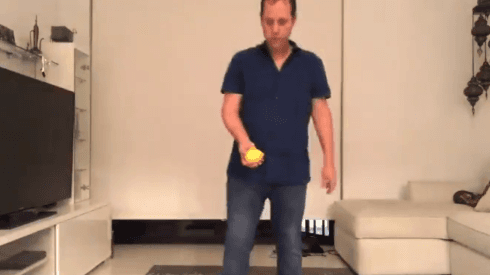 Para que aprenda Sergiño Dest: Paco Villa dio cátedra haciendo dominadas con limones
