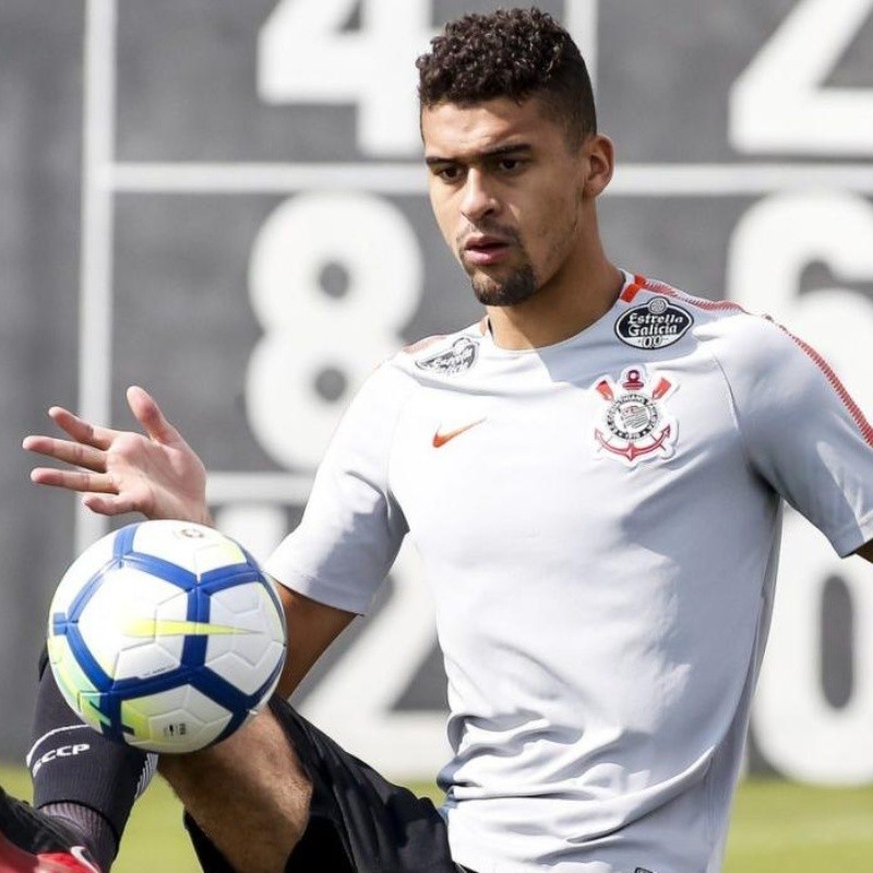 Léo Santos não tem prazo de retorno e Timão busca contratação de zagueiro