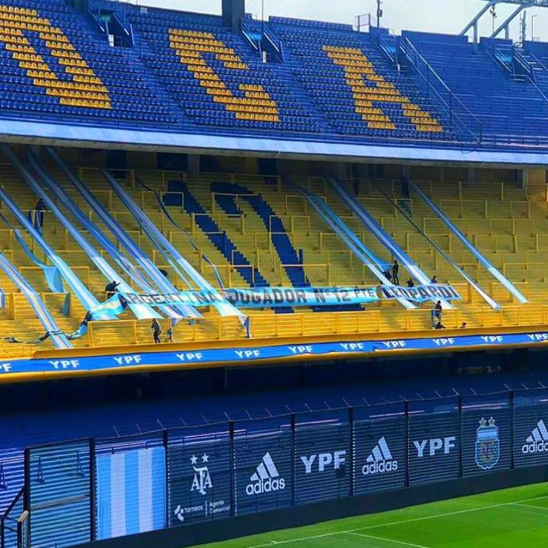 La bandera que está colgada en La Bombonera para recibir a la Selección Argentina