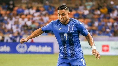 Emilio Izaguirre de Honduras controla el balón durante un partido (Getty).