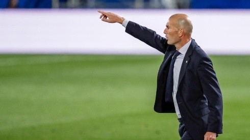 Zidane na beira do gramado — Foto: Getty Images