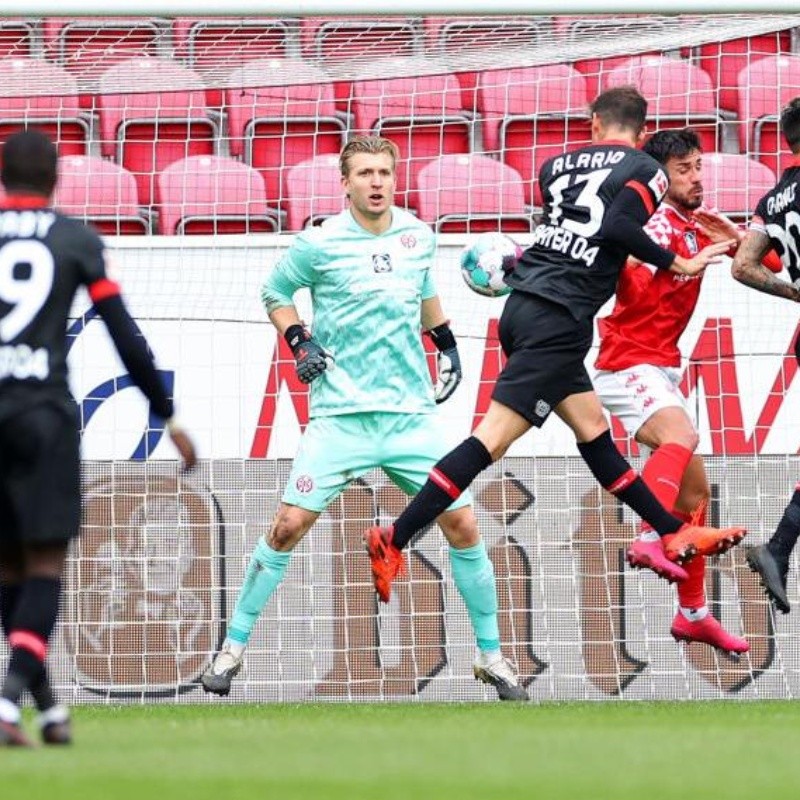 Alario saltó más que todos y metió su primer gol en la Bundesliga 2020/21