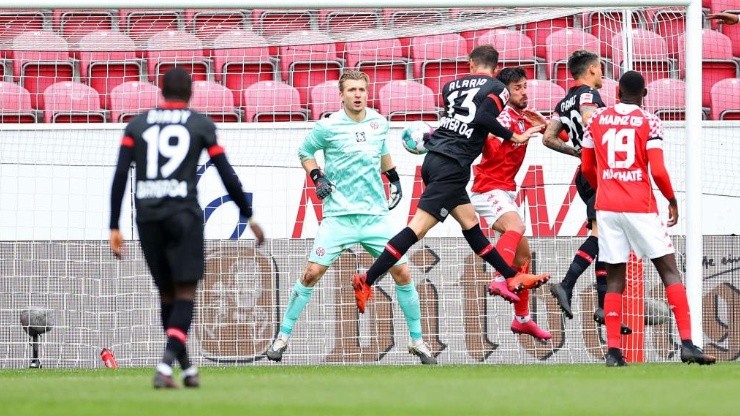 Alario saltó más que todos y metió su primer gol en la Bundesliga 2020/21