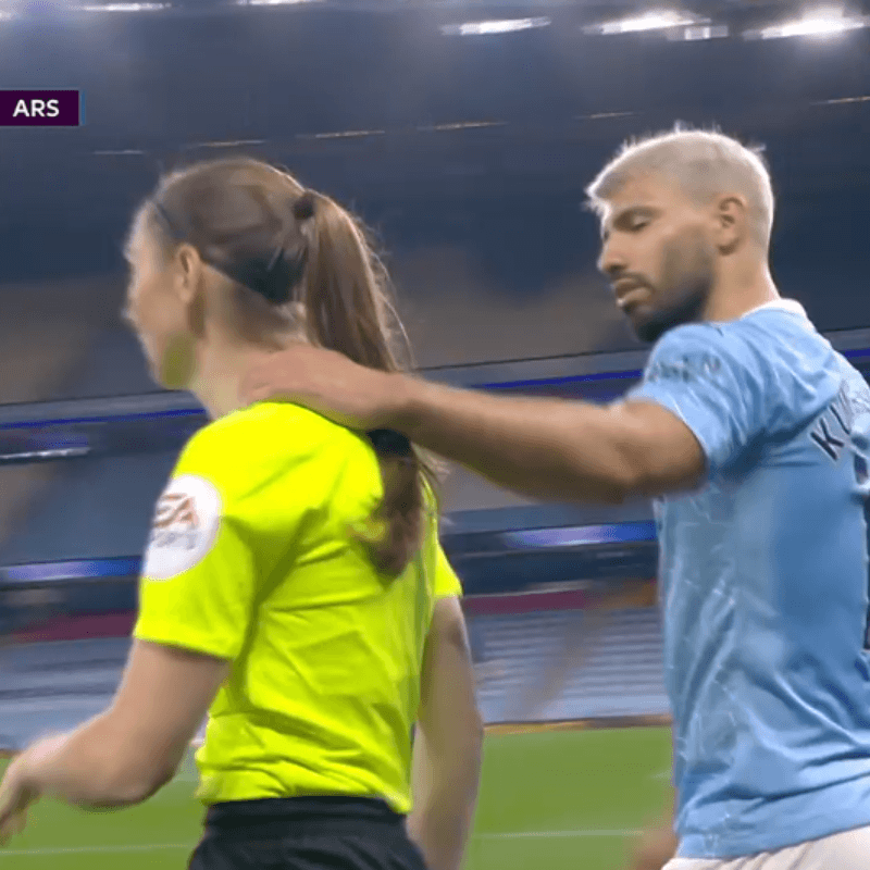 Video: Agüero agarró fuerte del hombro a la jueza de línea