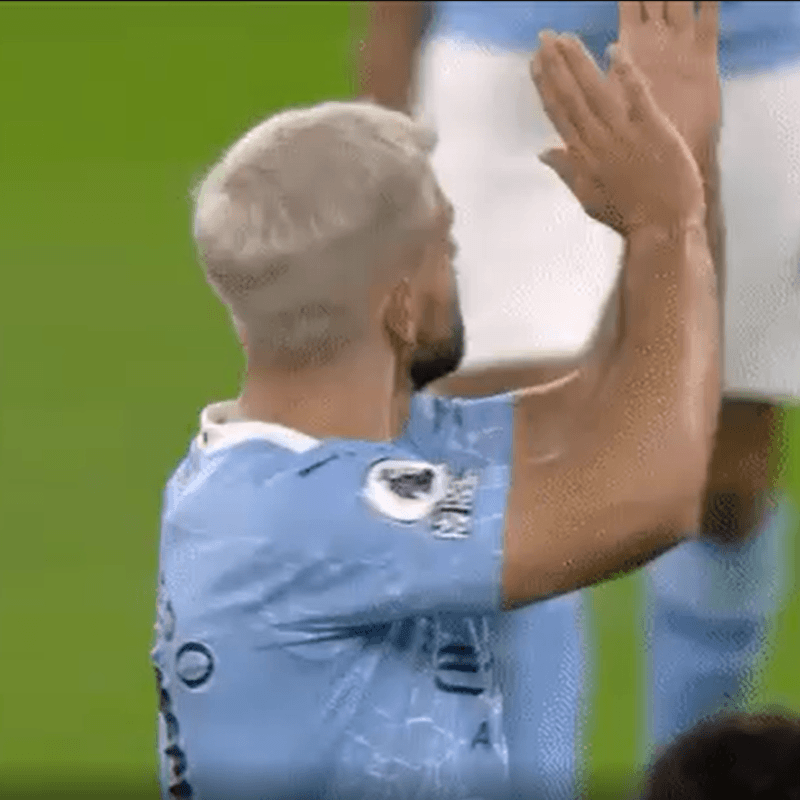 Agüero salió y se puso a aplaudir con el estadio vacío