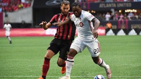Ayo Akinola of Toronto FC (right) dribbles past Leandro Gonzalez of Atlanta United (left). (Getty)