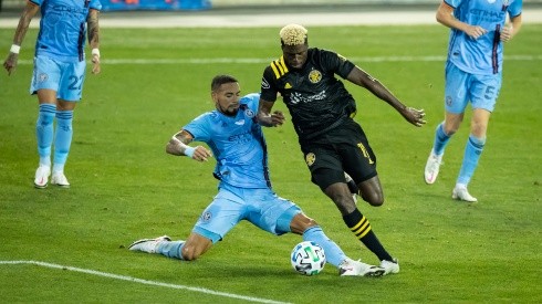 Gyasi Zardes of Columbus Crew (right) tries to get past Alexander Callens of New York City (left). (Getty)