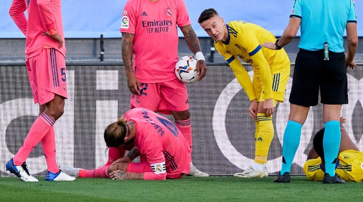 Sergio Ramos of Real Madrid lies injured on the pitch during the La Liga Santader match between Real Madrid and Cadiz CF. (Getty)