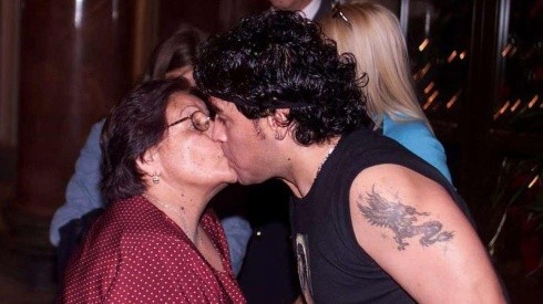 Diego Maradona junto a Doña Tota.