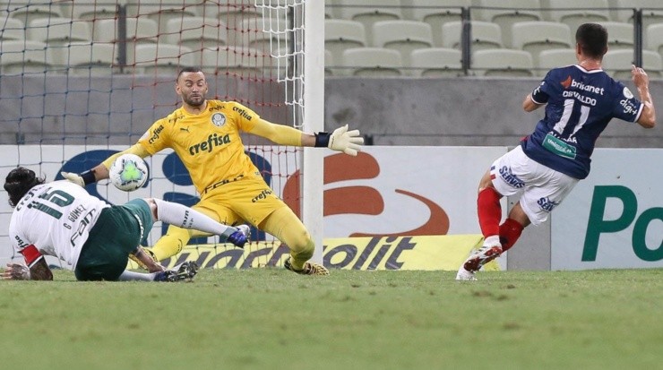 Weverton realiza defesa à queima-roupa. Decisivo para evitar uma goleada. (Foto: César Greco/Ag. Palmeiras)