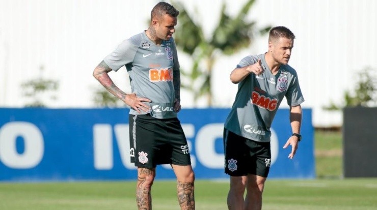 Luan e Ramiro: camisa 7 é dúvida, mas meia volta ao time (Foto: Rodrigo Coca/Agência Corinthians/Divulgação)