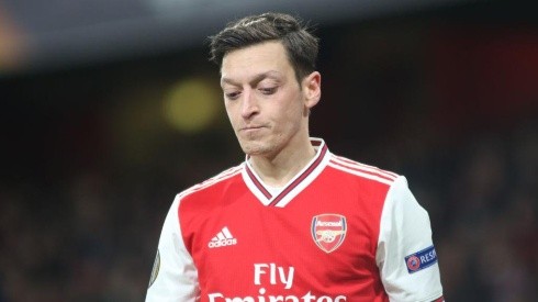 Arsenal não inscreve Özil na Premier League e meia se revolta