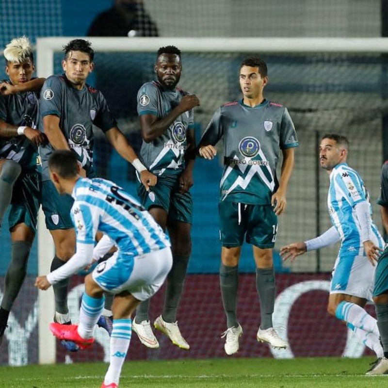 Ni con el mejor gol de tiro libre de la semana Racing pudo ganar el grupo