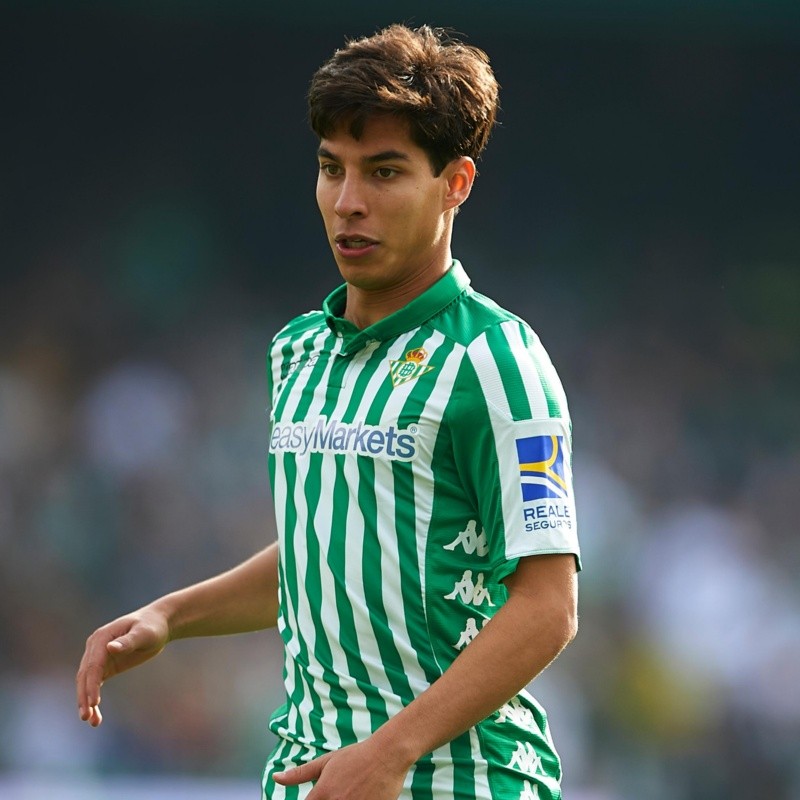 Diego Lainez no se rinde por la titularidad en Betis