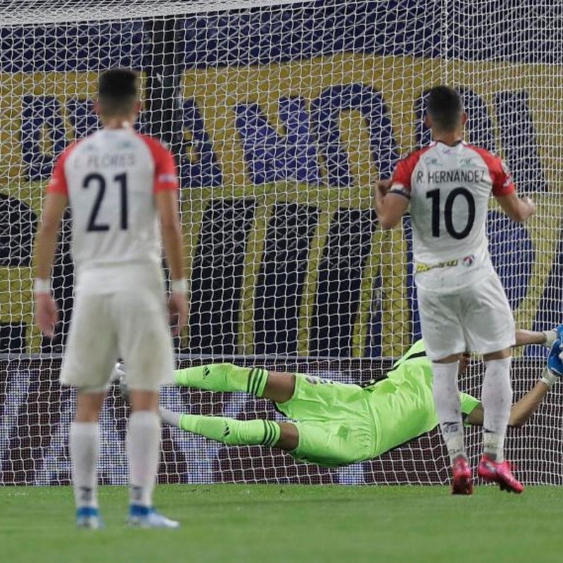 Es una bestia: Andrada le atajó un penal a Caracas para salvar a Boca