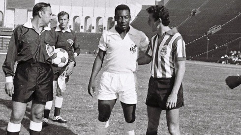 Pelé enfrentó en reiteradas oportunidades a las Chivas, pero el 10 de octubre d 1975 estuvo muy cerca de enfundarse la playera rojiblanca