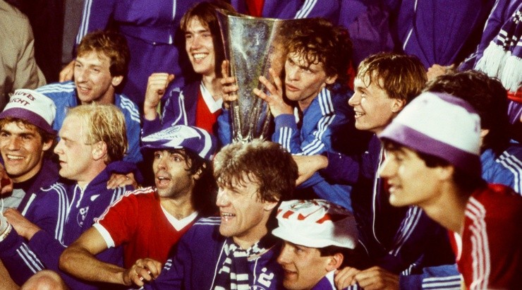 Anderlecht celebrate the victory with the trophy during the UEFA Final Cup. (Getty)