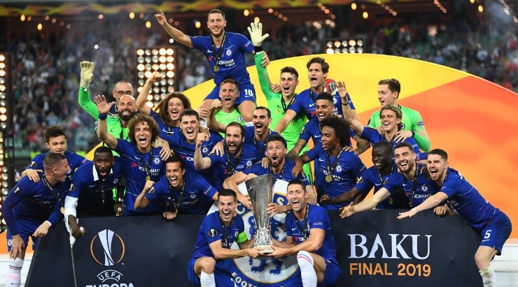 Cesar Azpilicueta of Chelsea and Gary Cahill of Chelsea celebrates with the Europa League Trophy. (Getty)