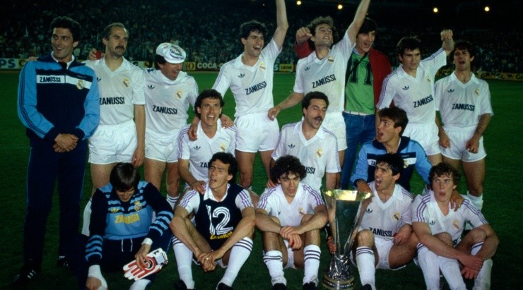 Real Madrid players celebrate with the trophy after victory in the UEFA Cup Final 2nd leg defeating Videoton. (Getty)