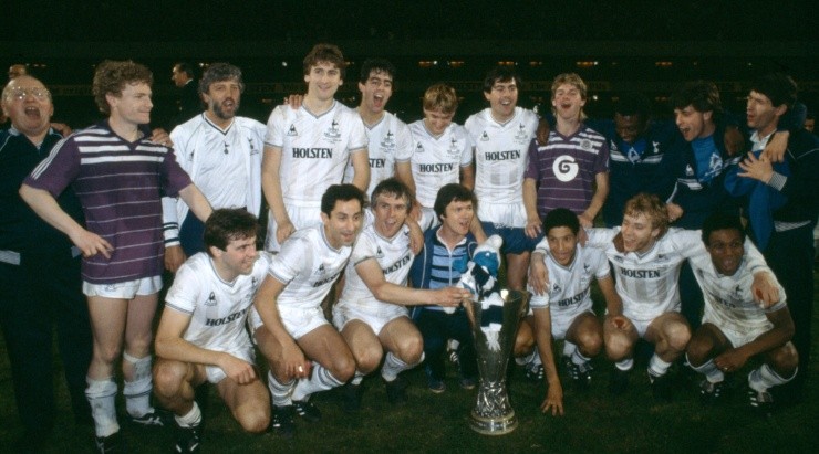 Tottenham Hotspur celebrate with the UEFA Cup after defeating Anderlecht. (Getty)