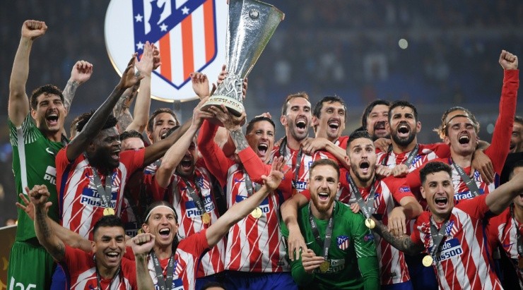 Atletico Madrid players lift The Europa League trophy. (Getty)
