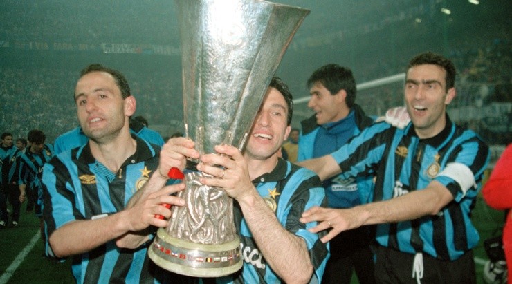 Inter Milan players celebrating with the trophy following the UEFA Cup Final 2nd leg between Inter Millan and Salzburg. (Getty)