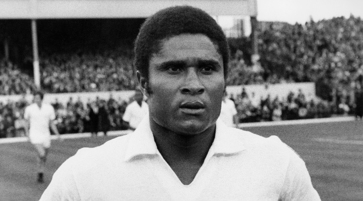 Portuguese footballer Eusebio of Benfica at a match against Arsenal. (Getty Images)
