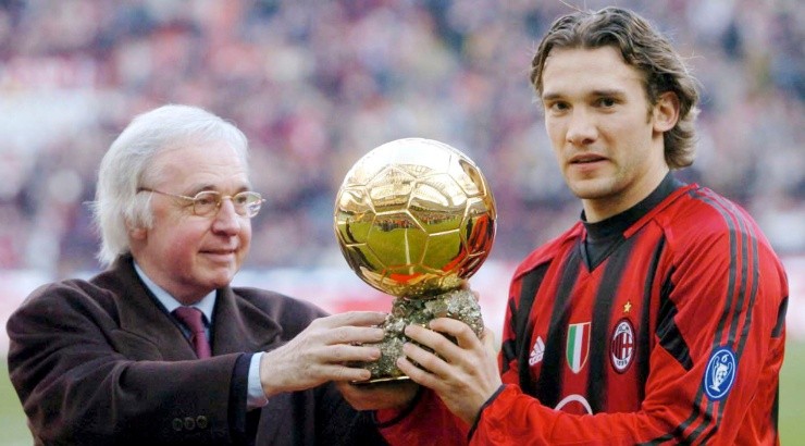 Andriy Shevchenko of AC Milan is presented with the trophy after winning the European Golden Ball award 2004. (Getty Images)