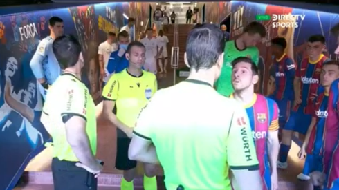 Video: el reclamo de Messi al árbitro en el entretiempo del Clásico