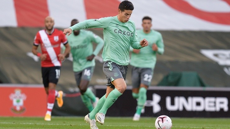 James derrocha magia en la cancha: túnel y pase perfecto a un compañero