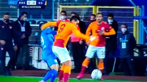 El golpe por el que expulsaron a Radamel Falcao en la Superliga de Turquía.