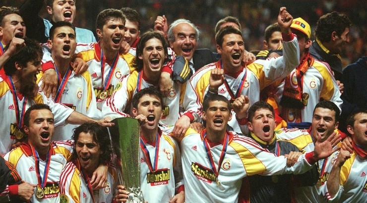Galatasaray celebrate after beating Arsenal in 2000 UEFA Cup Final. (Getty)