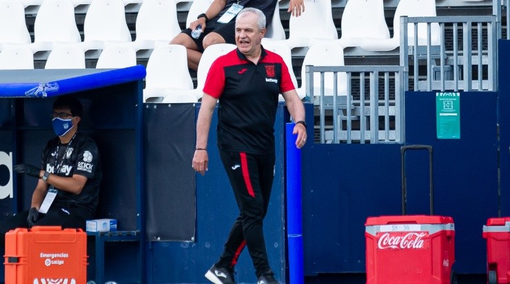 Javier Aguirre is a free agent right now. (Getty)