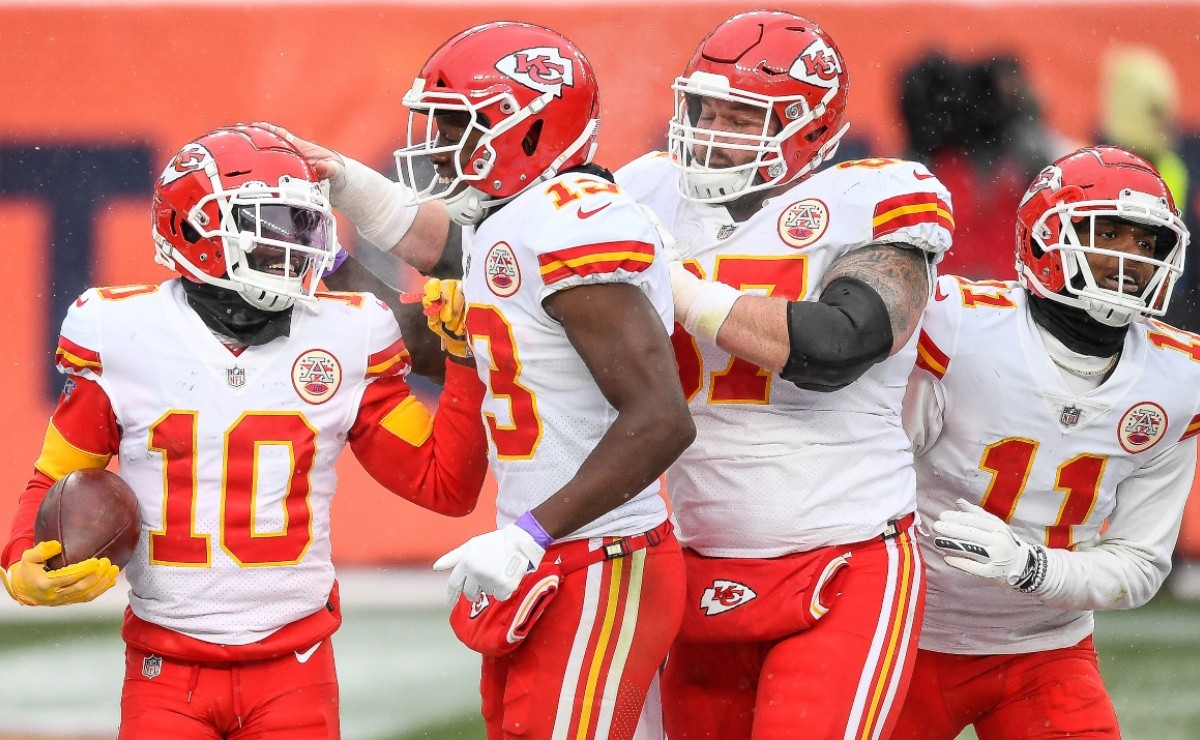 a que hora juegan los chiefs el domingo