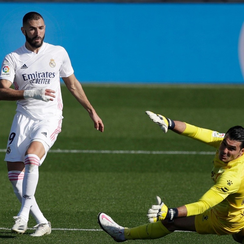 Benzema la paró de pecho y le rompió el arco al Huesca para el 2 a 0 del Real Madrid