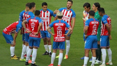 Chivas visita este sábado a Pumas con una alineación que presenta variantes tras los contagios del cuerpo técnico y la lesión de Macías