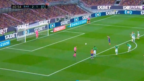 Messi la clavó bien arriba de penal y dejó sin chance a Bravo para el 3 a 1