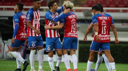 Jesús Angulo anota el tercer gol de Chivas en este partido ante Monterrey