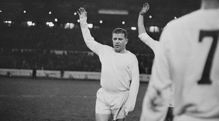 Ferenc Puskas of Real Madrid leads the team out to play Chelsea at Stamford Bridge. (Getty)