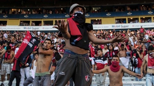 La afición de Atlas, dura con los jugadores tras su llegada a Guadalajara.