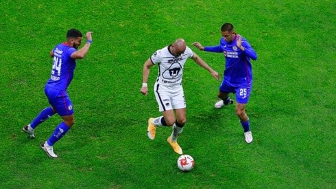 Carlos González en un partido ante Cruz Azul