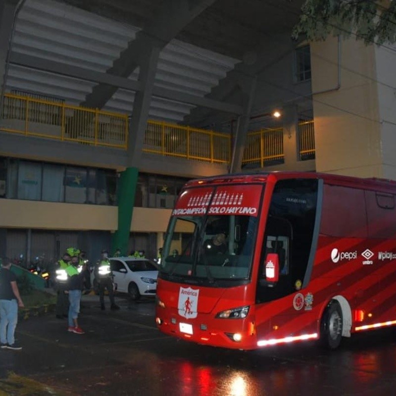 A pesar de la cancelación del partido, América se presentó en el estadio Centenario