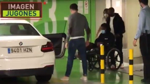 Qué fuerte: Ansu Fati salió en silla de ruedas del hospital