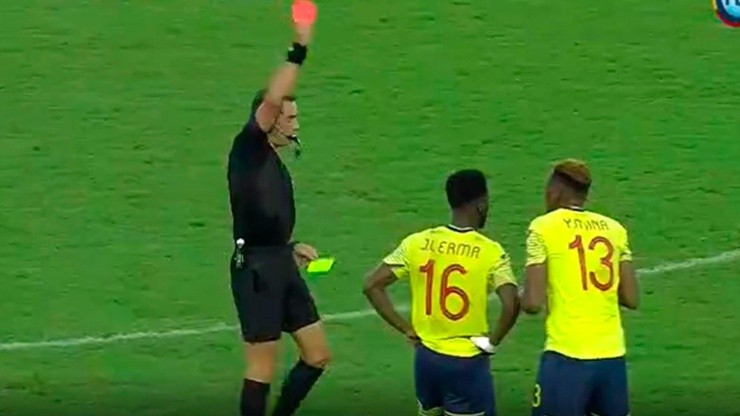 Yerry Mina vio la tarjeta roja por primera vez con la Selección Colombia.