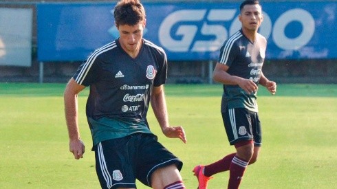 Santiago Giménez en entrenamiento con la Selección mexicana Sub 23.