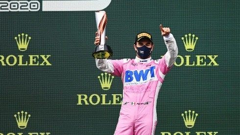 Checo Pérez celebra en el podio del Gran Premio de Turquía