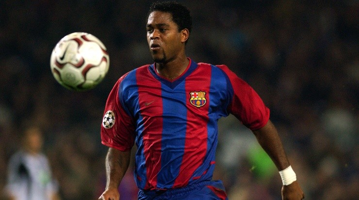 Patrick Kluivert of Barcelona chasing the ball whilst it&#039;s in the air during the match between Barcelona and Newcastle United. (Getty)